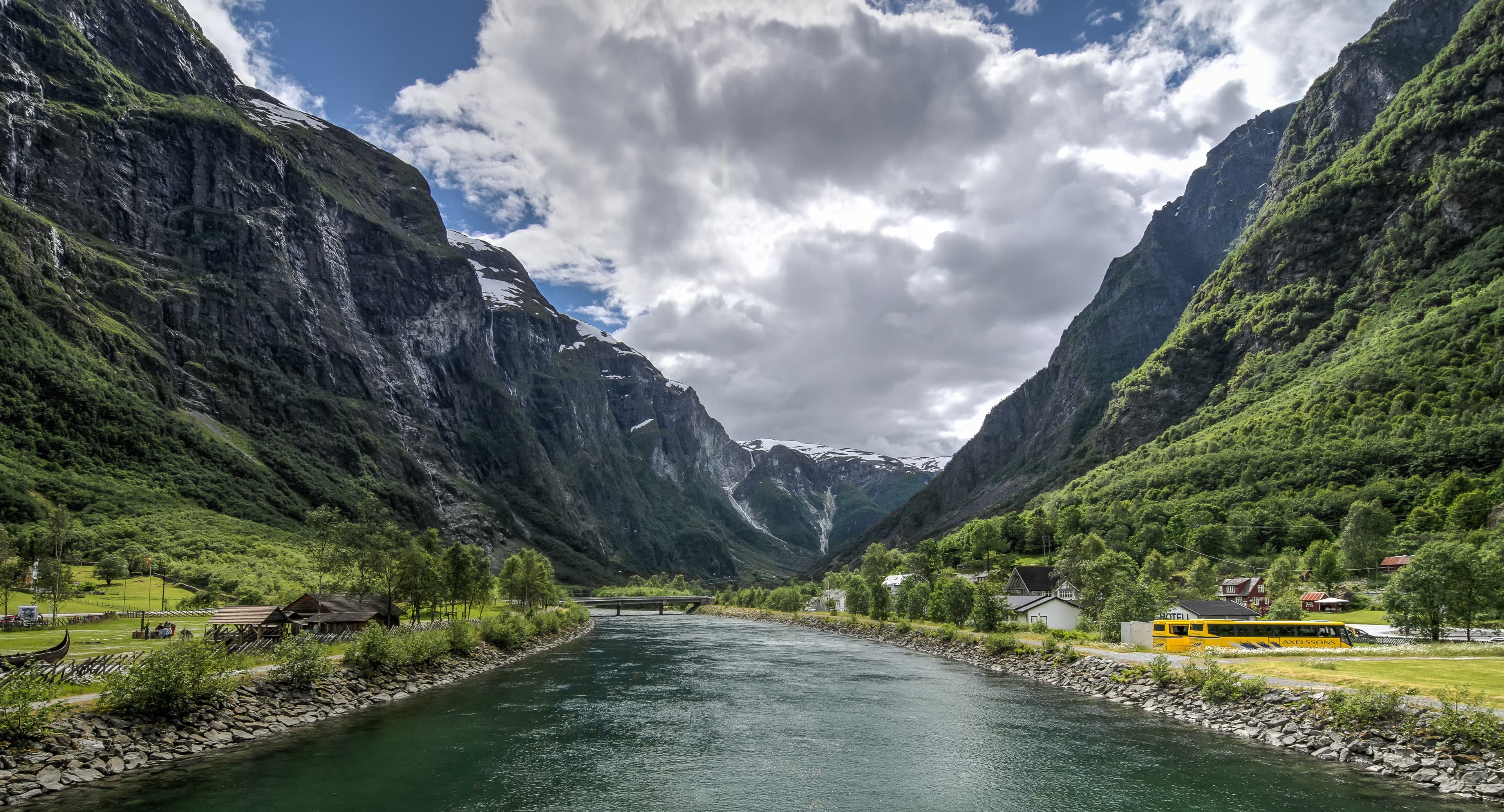 Gudvangen am Nærøyfjord an einem Sommertag