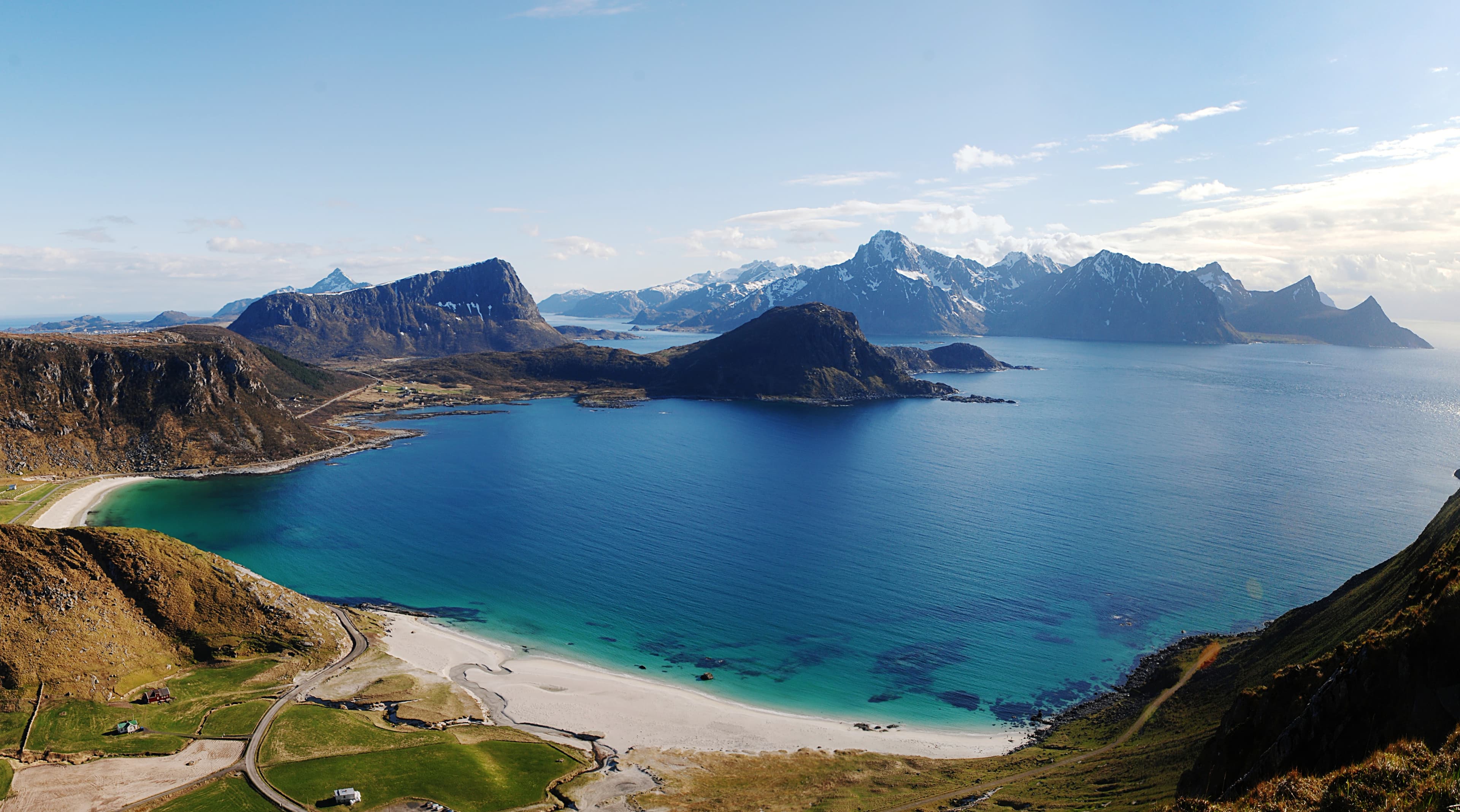 Haukland Strand auf den Lofoten mit türkisblauem Wasser und Bergen