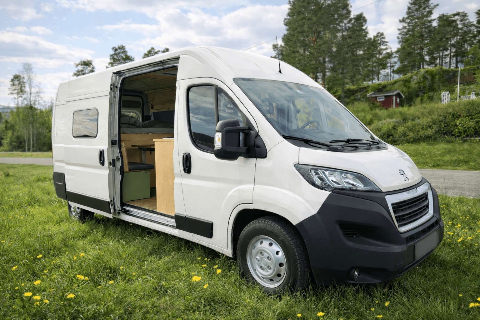 Kompakter Campervan auf einem normalen Parkplatz geparkt