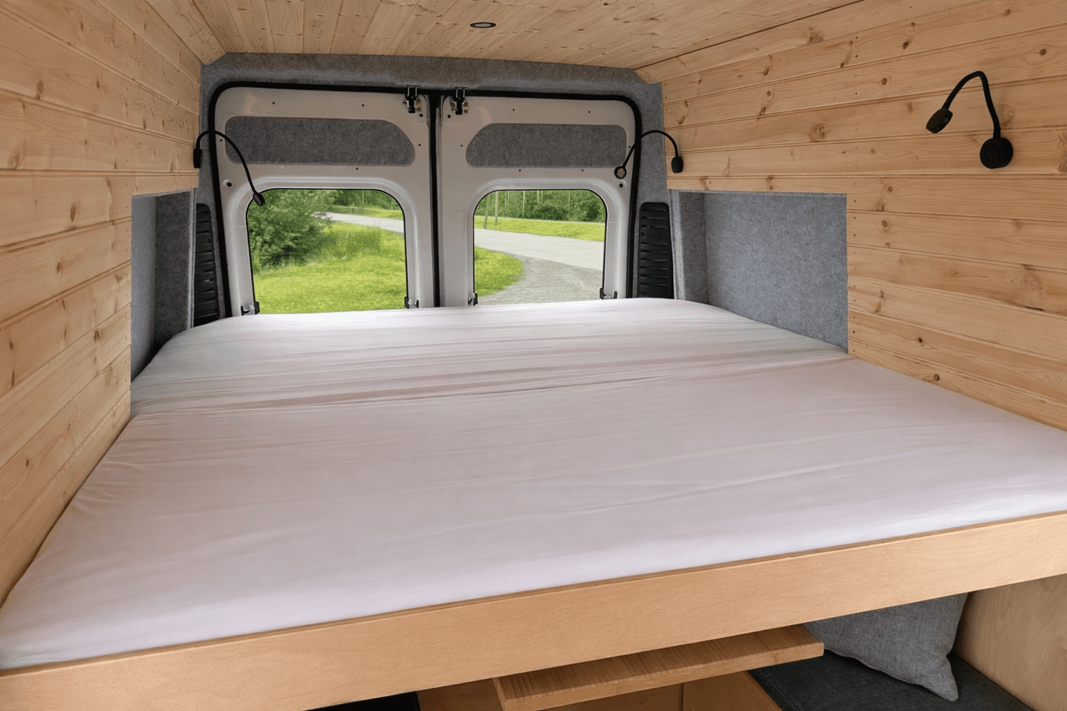 Spacious bed – 170 × 200 cm – plenty of room for two, space for three.