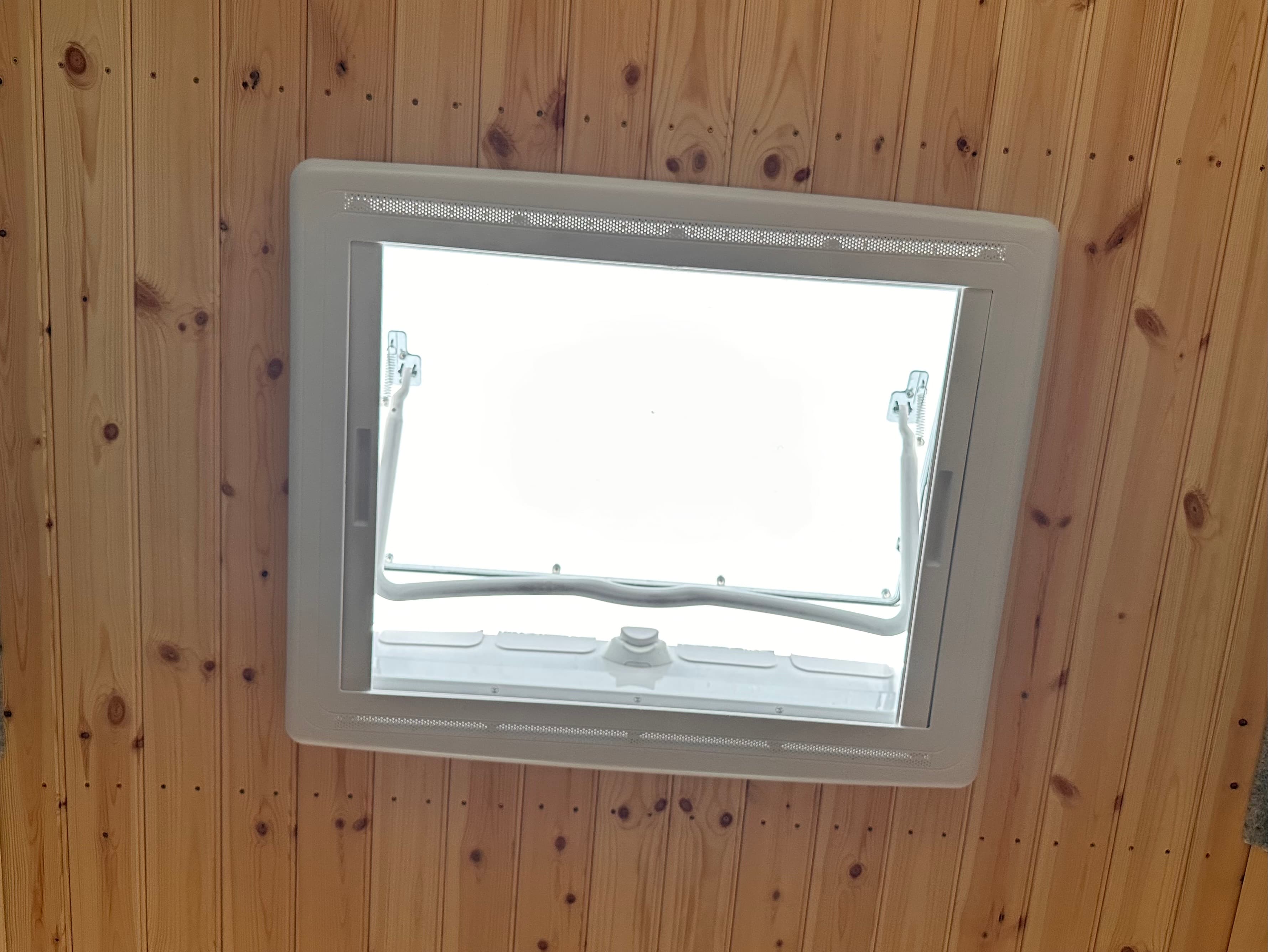 Roof hatch – Fresh air and daylight from above.